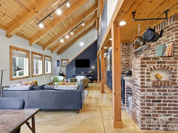 14 Sunny Hollow Ln, Fairview, NC 28730