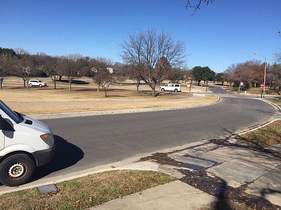 4th image of 2984 Golfing Green Dr