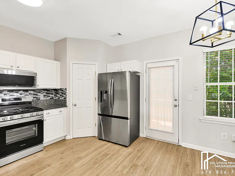 3160 Mill Springs Cir — Photo 10
