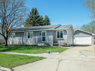 4754 Edgebrook Dr, Waterloo, IA 50701
