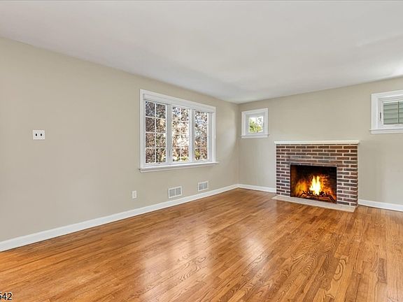 3rd image of 16 Hillside Pl