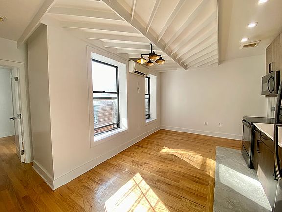 4th image of 279 Kosciuszko St APT 1