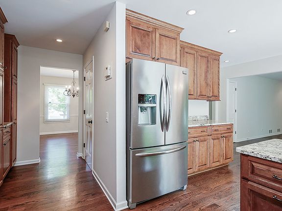 5th image of 25W275 Woodstock Ct