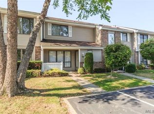 35 W Pond Ct, Smithtown, NY 11787