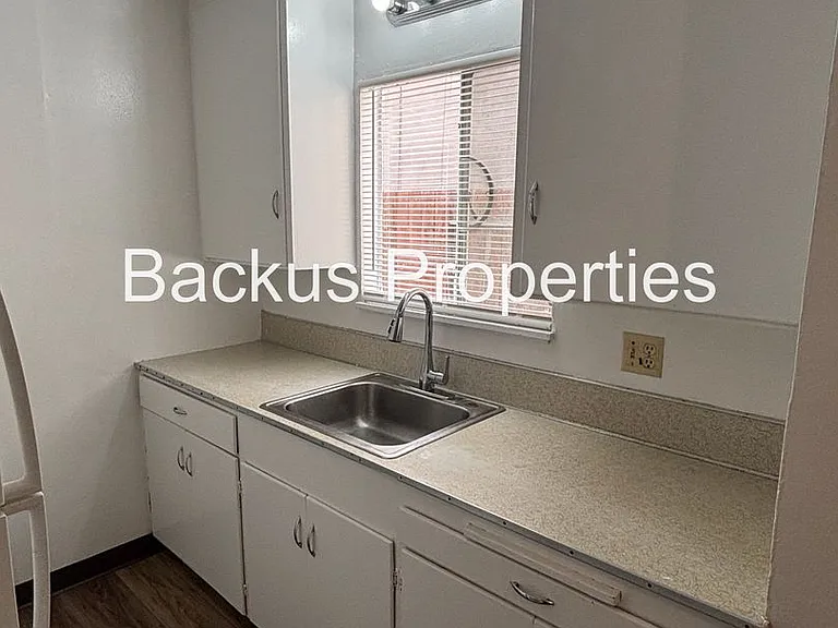 922 Lupin Dr — Photo 8