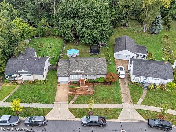 3rd image of 734 Elmwood Dr