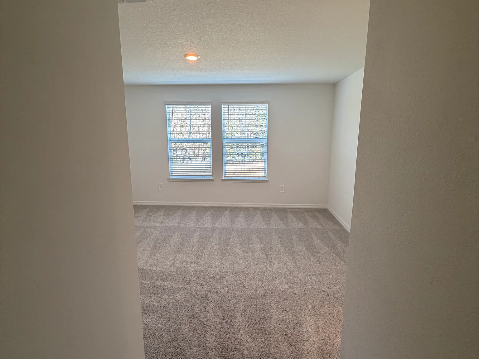 4 bed, 3.5 bath, 2404 sqft, $2,950 — Photo 4