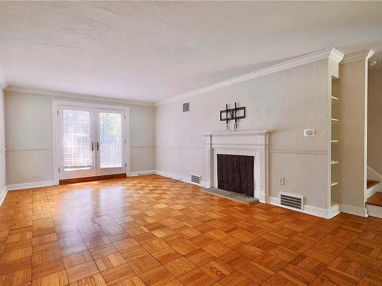 633 Crystal Dr — Photo 2