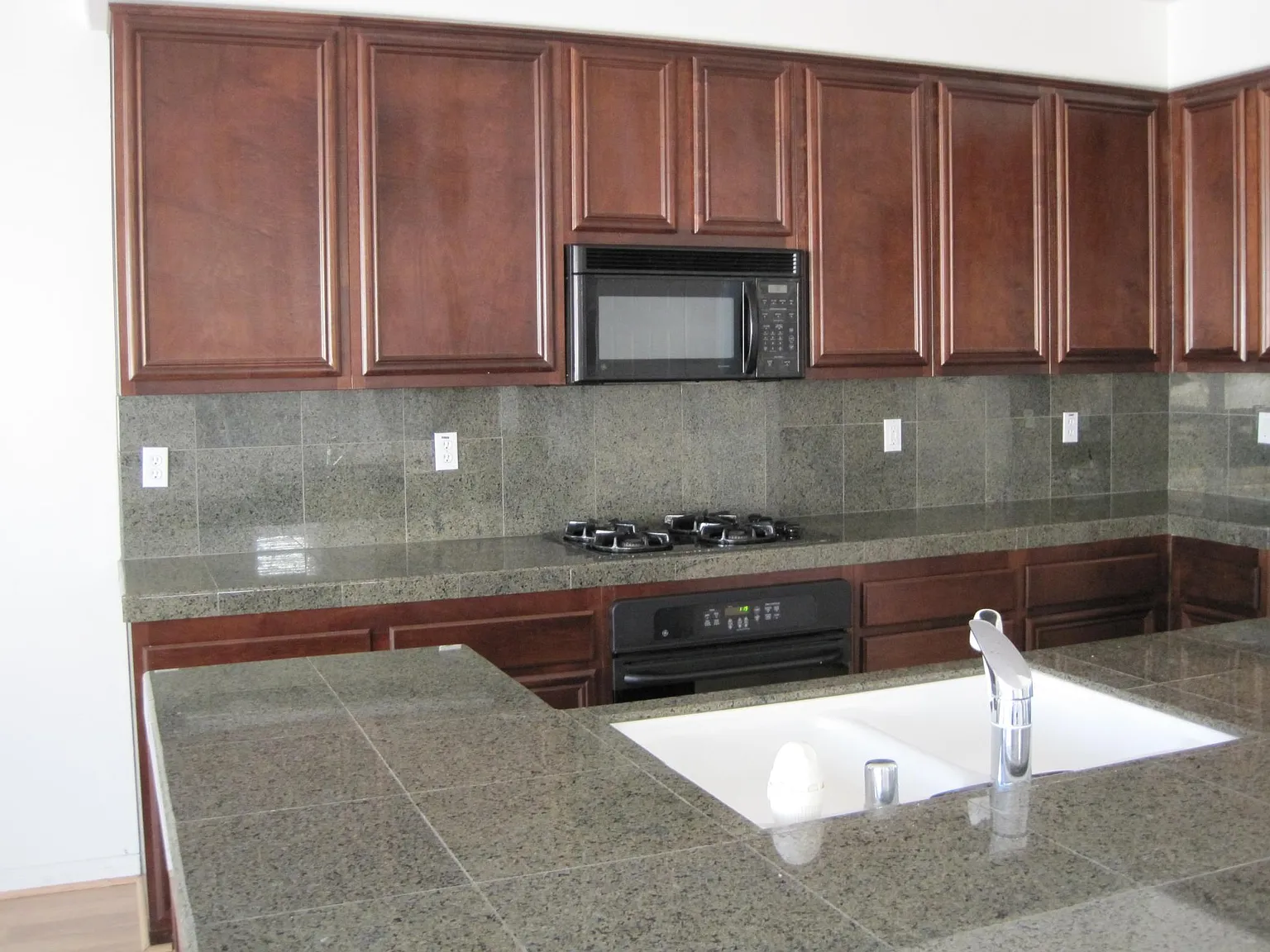 4 bed, 3.5 bath, 2305 sqft, $3,690 — Photo 3