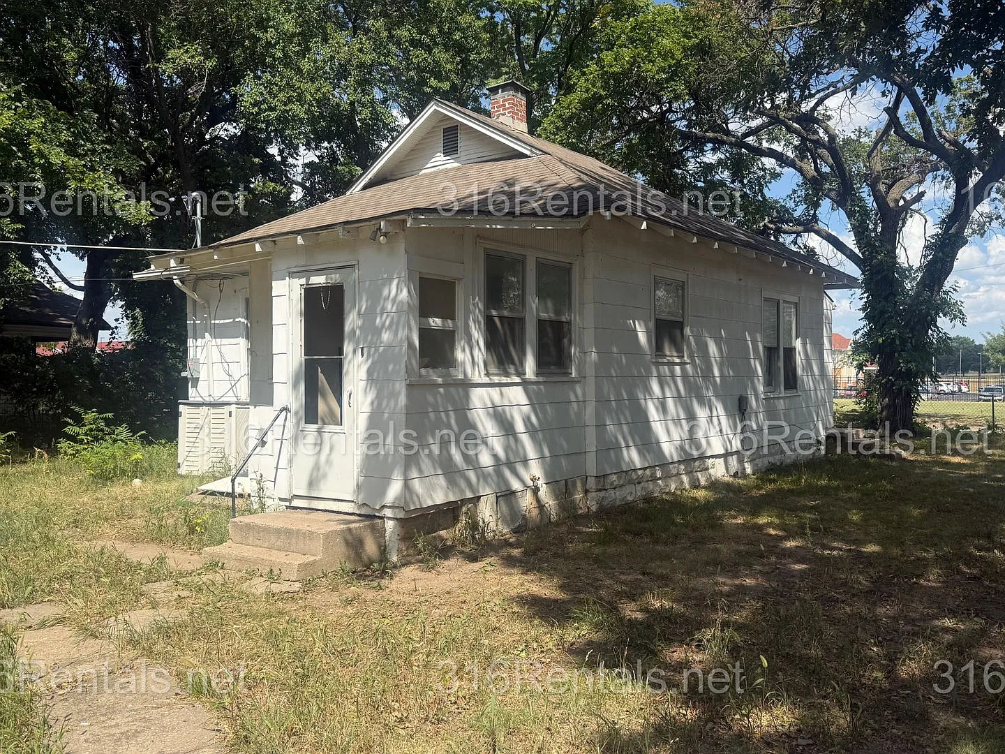 $1195- ** Coming Soon** 3 Bedroom / 1 Bathroom - Single Family Home — Photo 1