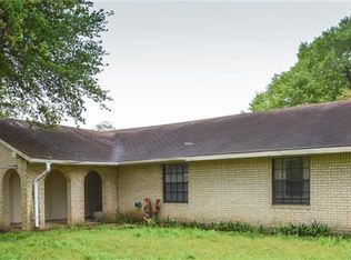 611 Robinhood Rd, Brenham, TX 77833
