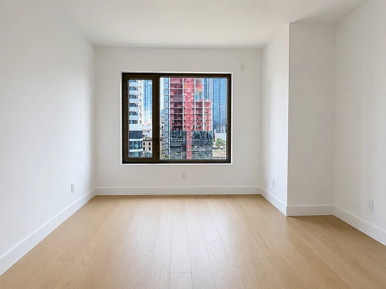 2401 Queens Plz N #1003 — Photo 3