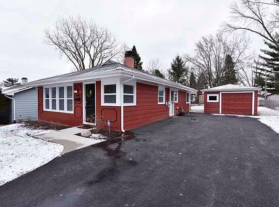 2nd image of 425 Lawrence Ave