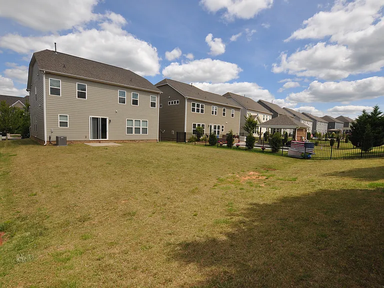 1004 Sterling Dr — Photo 37