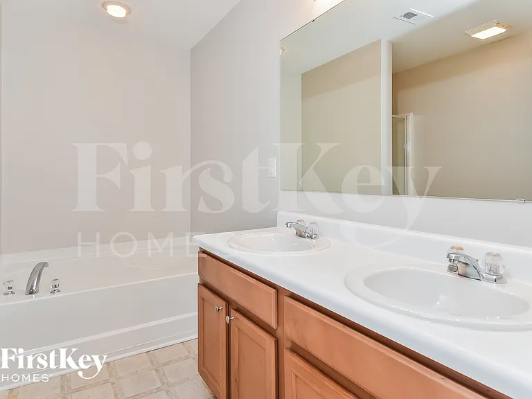3902 Edgewood Terrace Dr — Photo 10