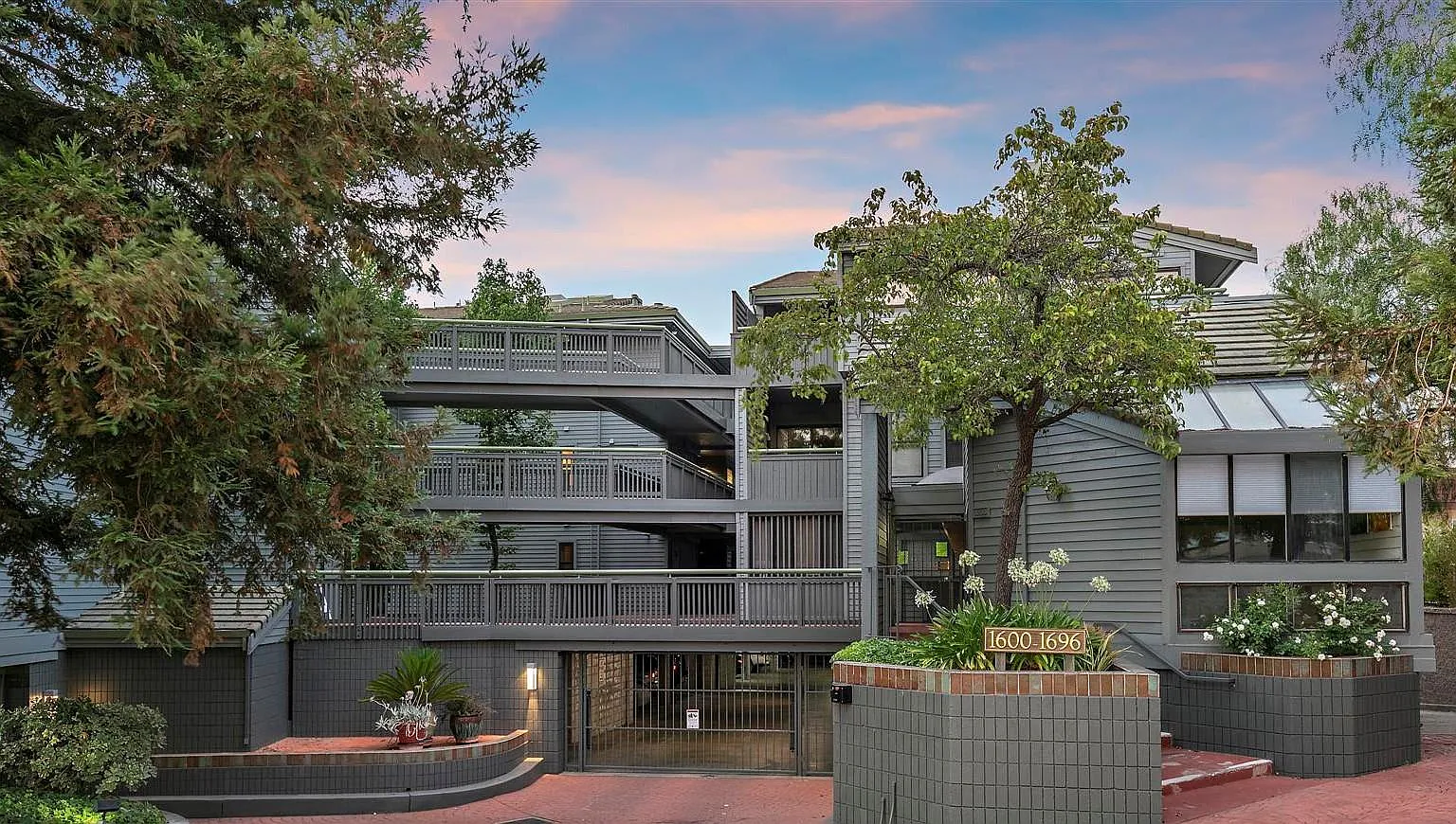 1 bed, 1.5 bath, 1184 sqft, $3,000 — Photo 1