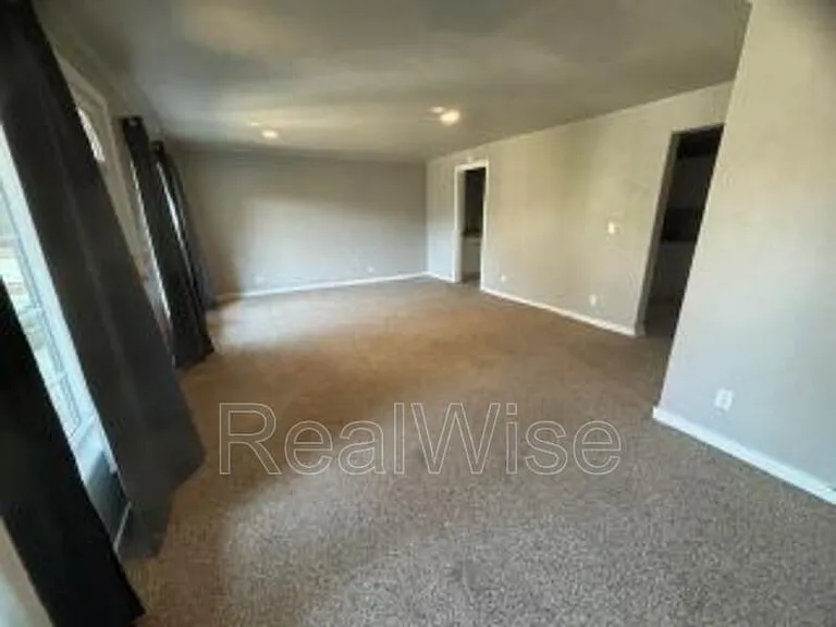 1639 SE Main St #1 — Photo 4