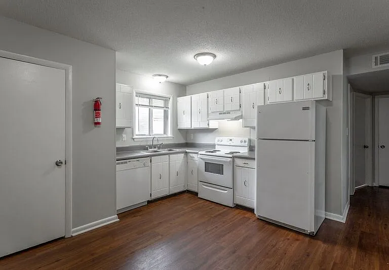 2414 Lyndon Ave — Photo 1