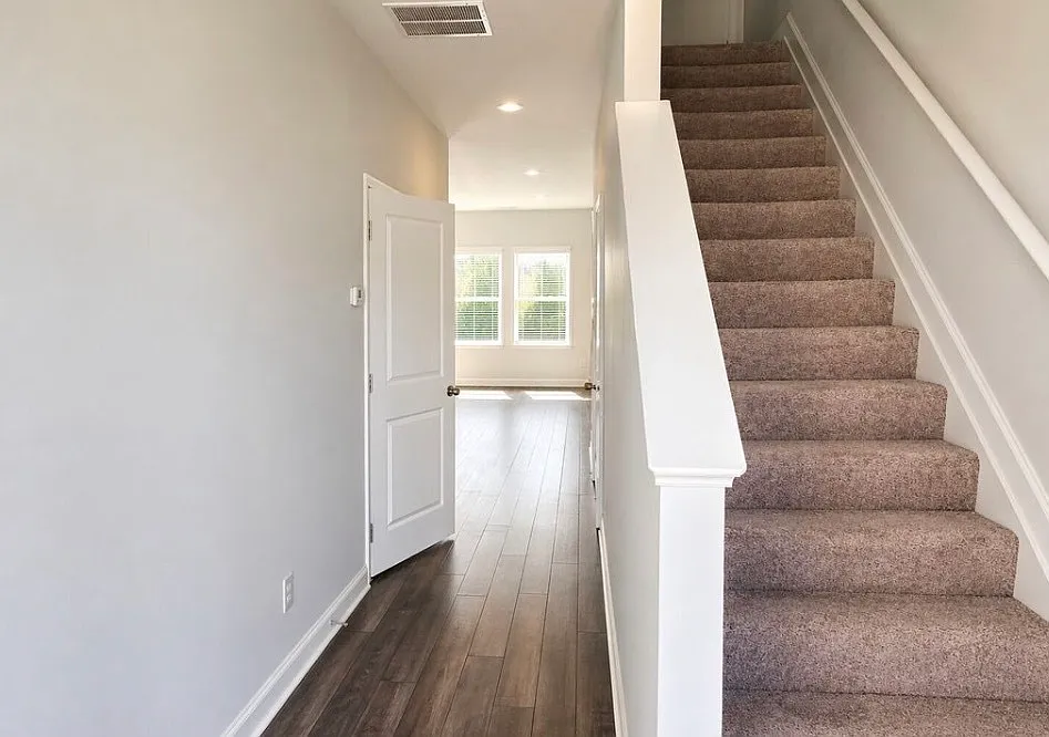 404 Oakwood Drive Northwest - 1 — Photo 2