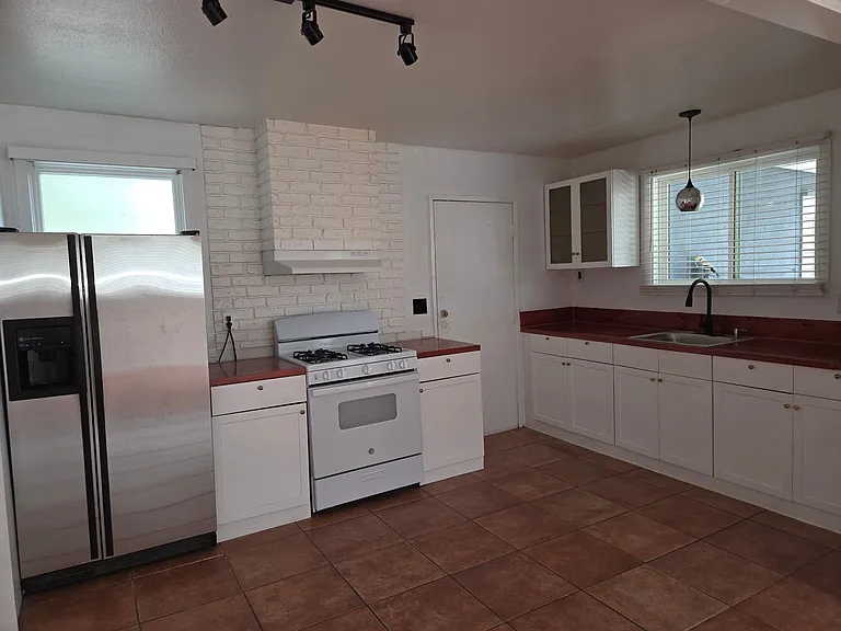 8409 Topanga Canyon Blvd — Photo 22