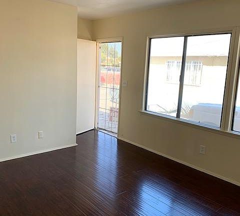 ENTRANCE LIVING ROOM