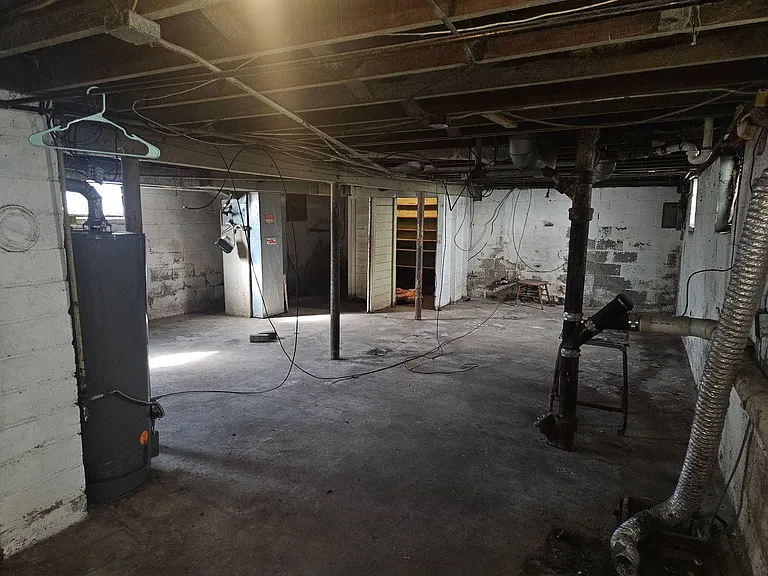 910 Woodward Ave — Photo 17