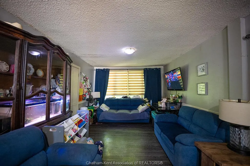 3 bed, $1,900 — Photo 2