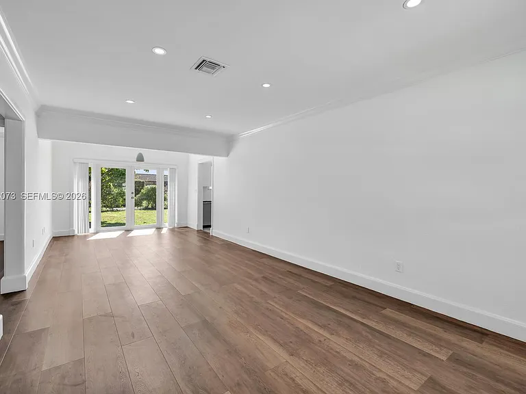 180 Carlisle Dr — Photo 8