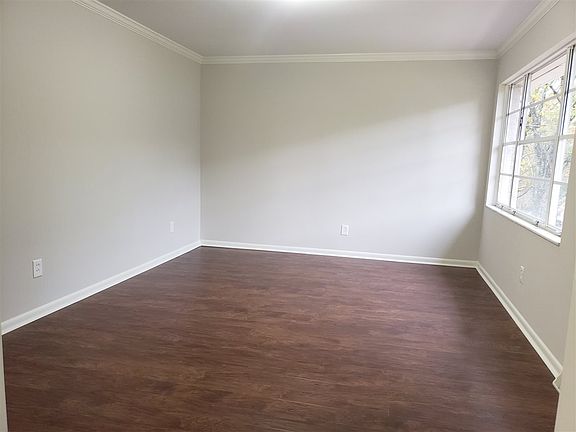 3rd image of 412 Daniel Dr NE
