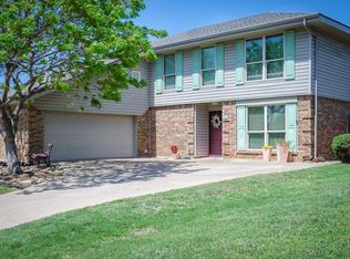 101 Lark Ln, Euless, TX 76039