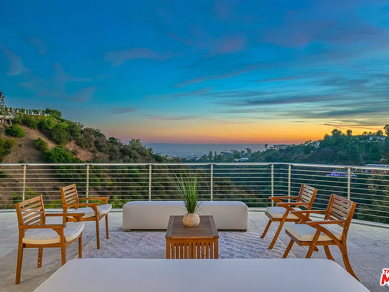 1121 Roberto Ln — Photo 2