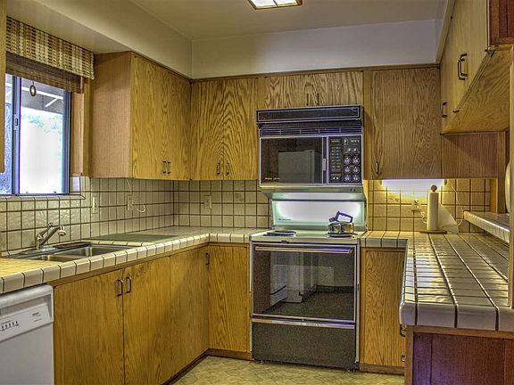 5th image of 3170 Fabian Way