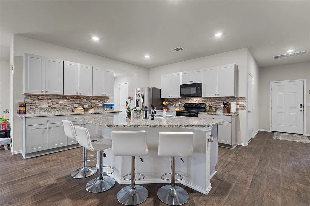 4 bed, 2.0 bath, 2101 sqft, $2,250 — Photo 2