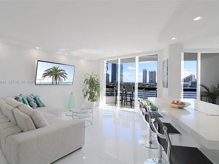 3600 Mystic Pointe Dr #1115 — Photo 4