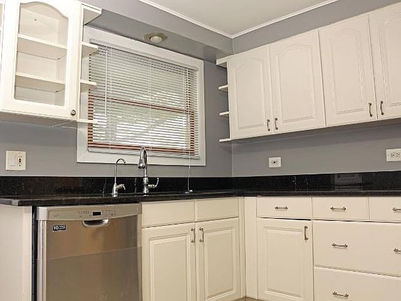 3rd image of 454 Granville Ave