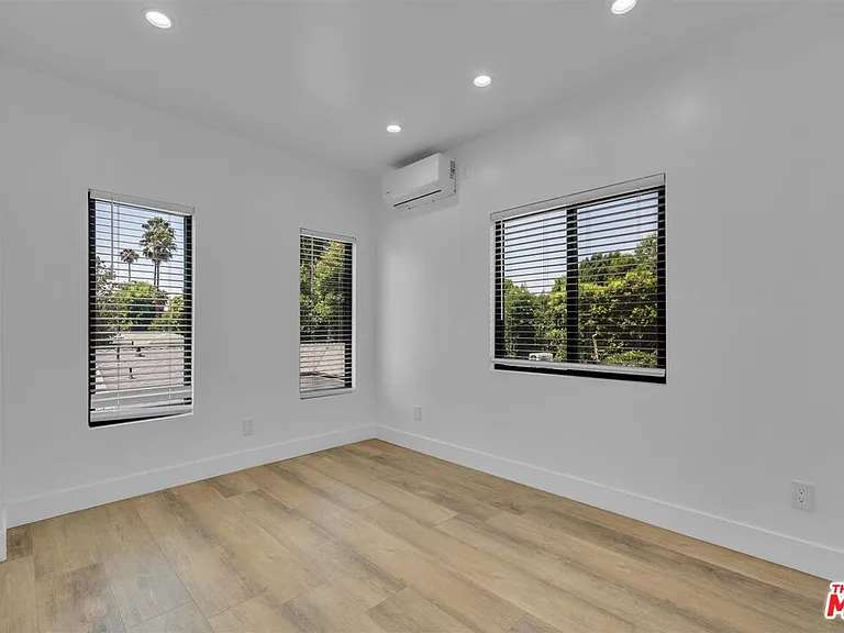 14121 Califa St — Photo 37