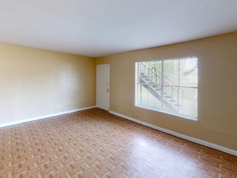 Creekwood Apartments — Photo 40