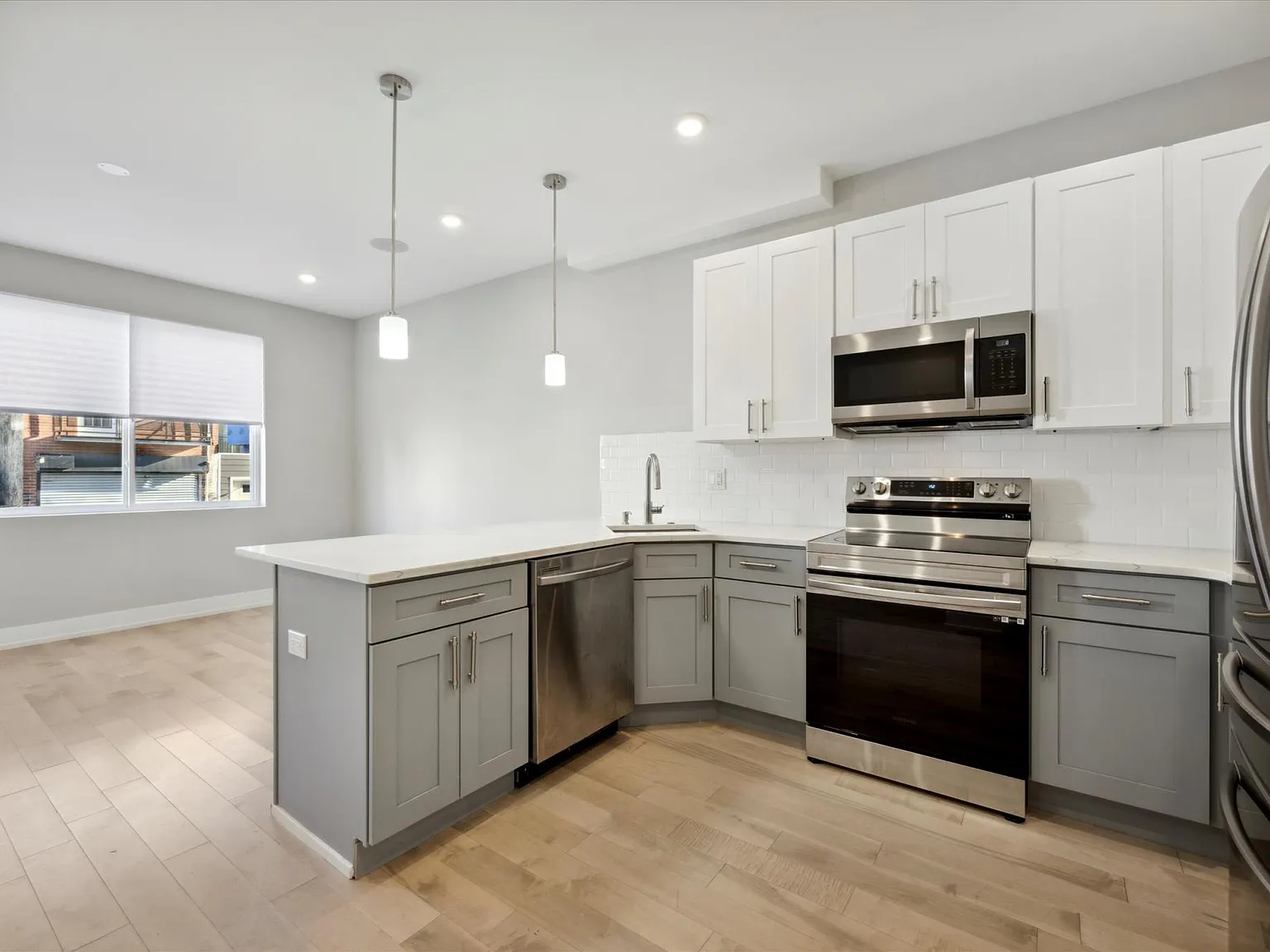 3 bed, 1300 sqft, $2,100 — Photo 3