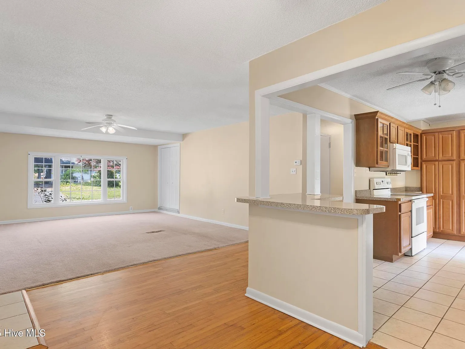 3 bed, 1.5 bath, 1264 sqft, $1,500 — Photo 3