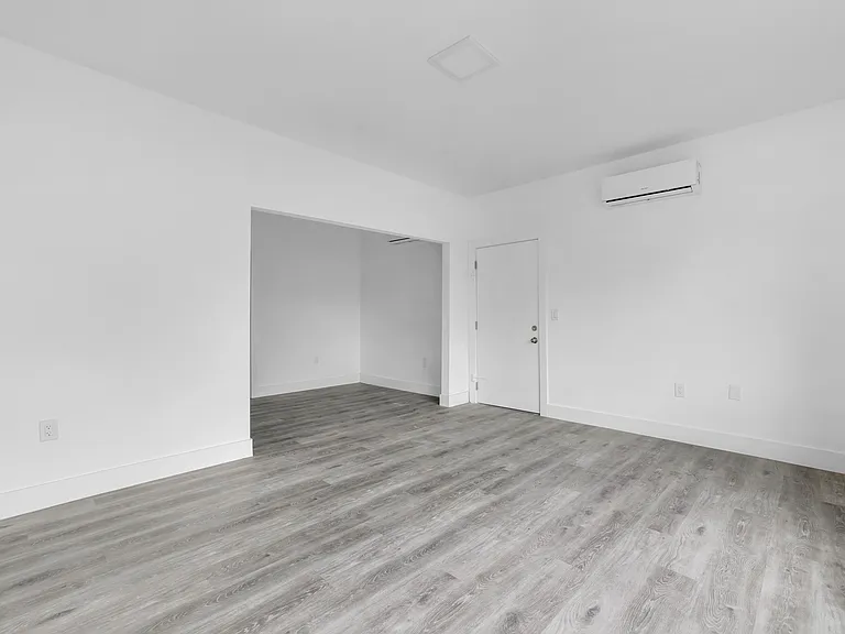 1536 Beekman — Photo 33