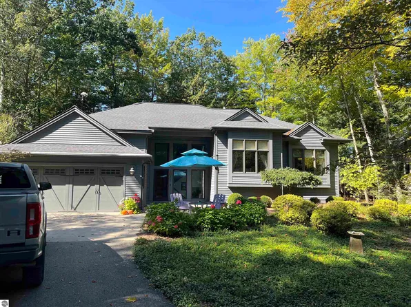 1021 Bayview Dr, Kewadin, MI 49648