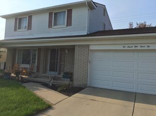 27132 Oakcrest Dr, Brownstown, MI 48183