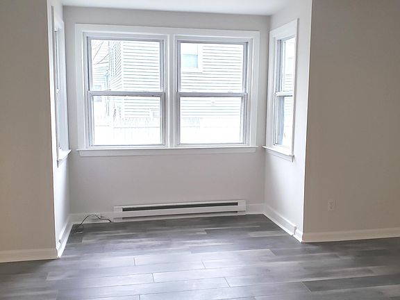 Livingroom with bay.