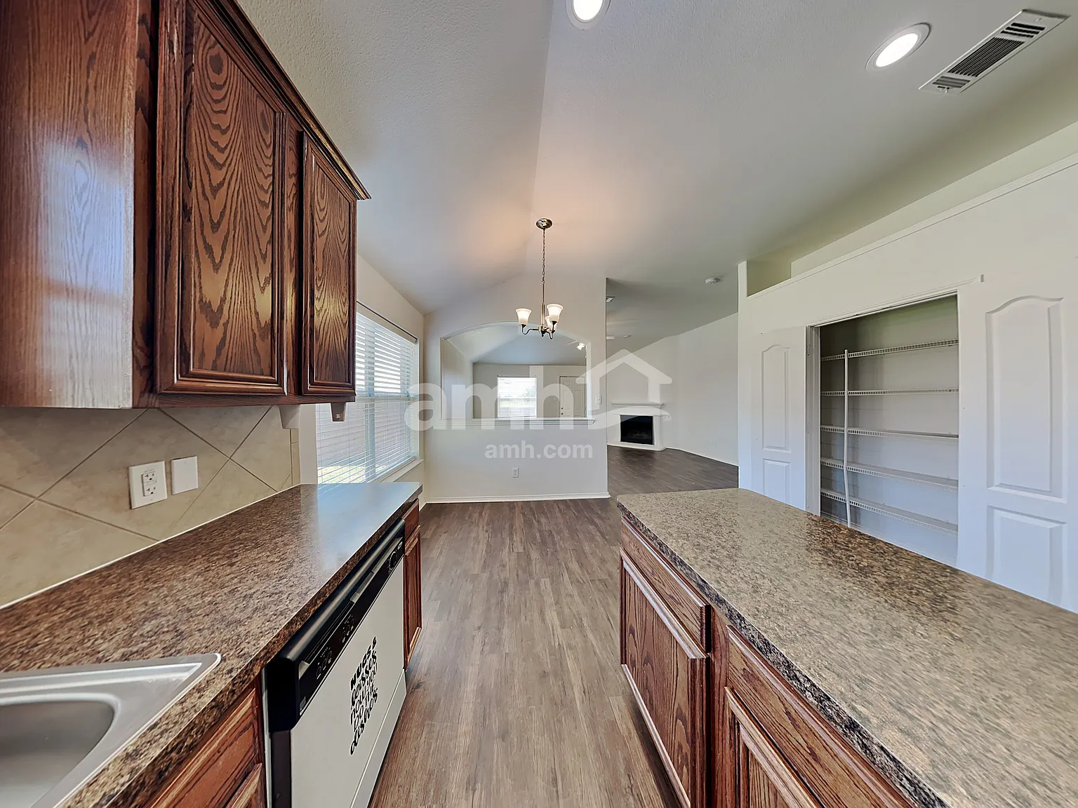 4 bed, 2.0 bath, 1946 sqft, $2,230 — Photo 4