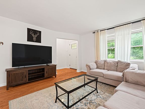 2nd image of 139 Hawaii Ave NE