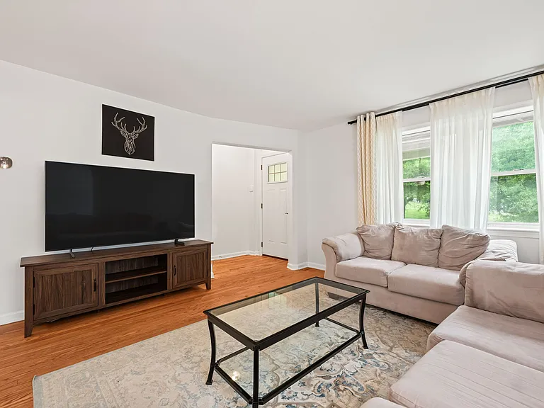 139 Hawaii Ave NE — Photo 2