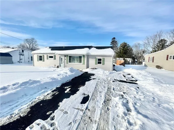 39 Elmhurst Cir, Auburn, NY 13021