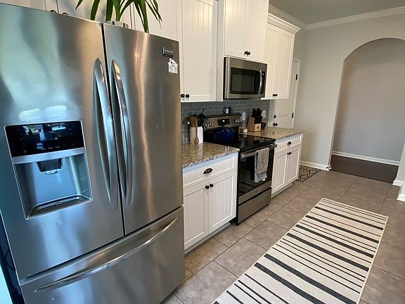 5th image of 585 Raleigh Dr