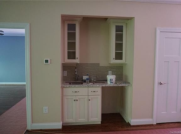 4th image of 1015 Lasalle Ln #16