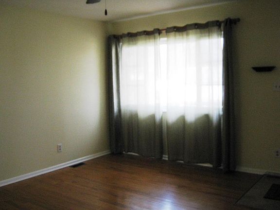2nd image of 5526 Claremont St